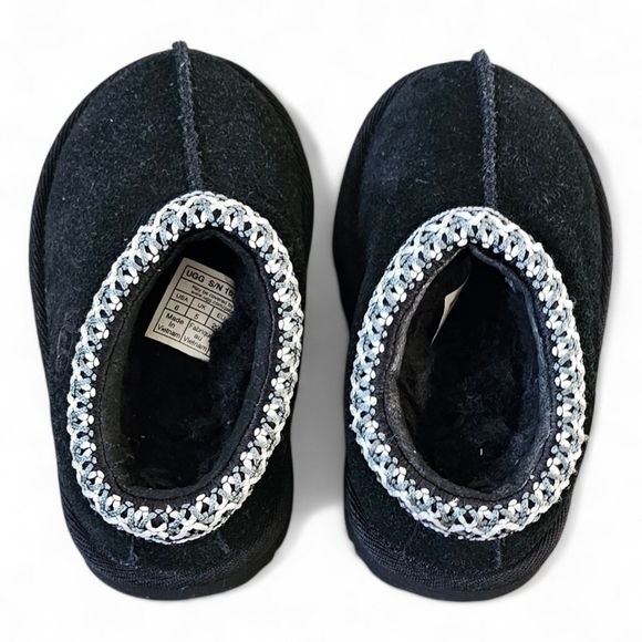 UGG Kids Cozy Slippers – Black Wool Lined Slip-Ons (Toddler Size 6 / EU 22) - Picture 4 of 7